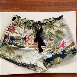 Super cute and trendy Zara beach shorts
